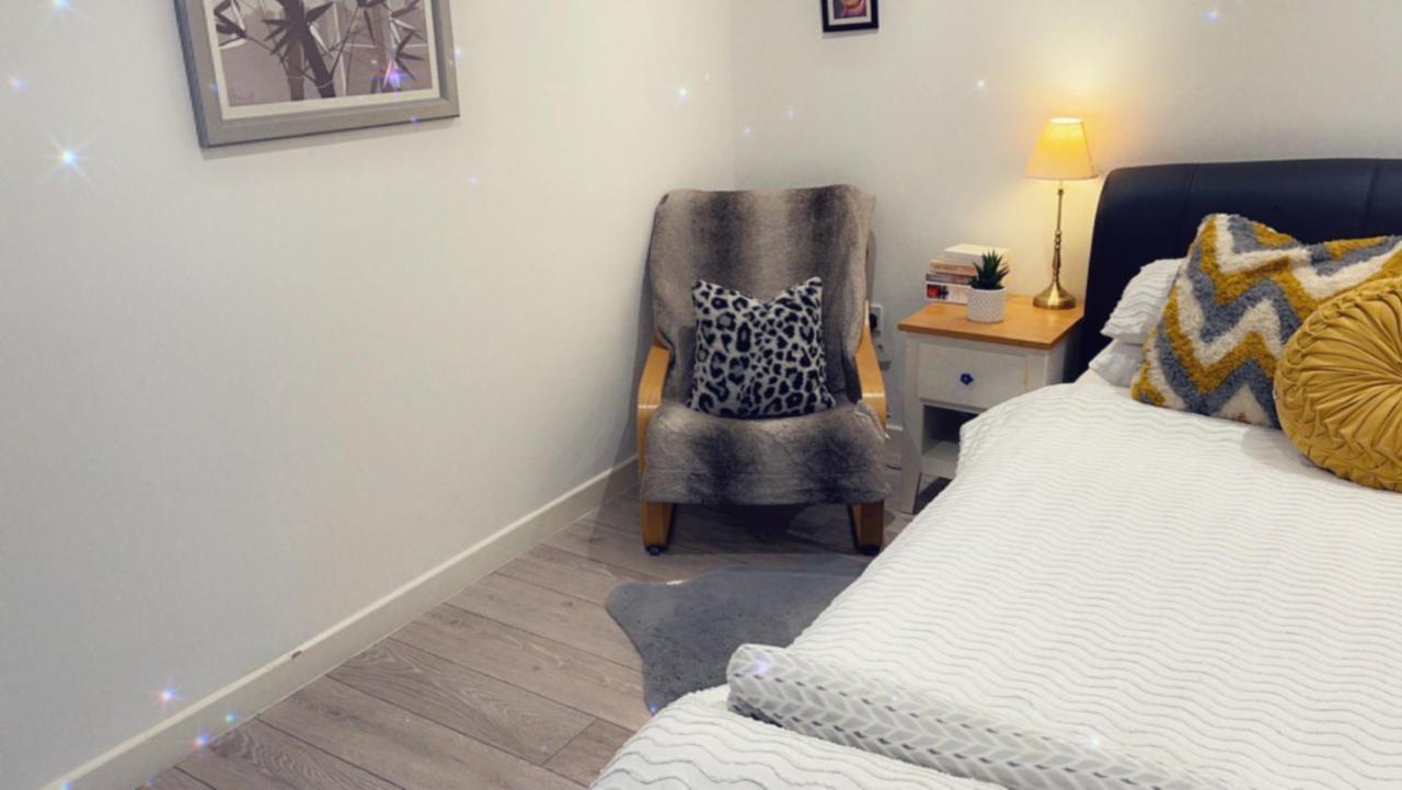 Stay In Woking With Benita Horsell Exterior photo