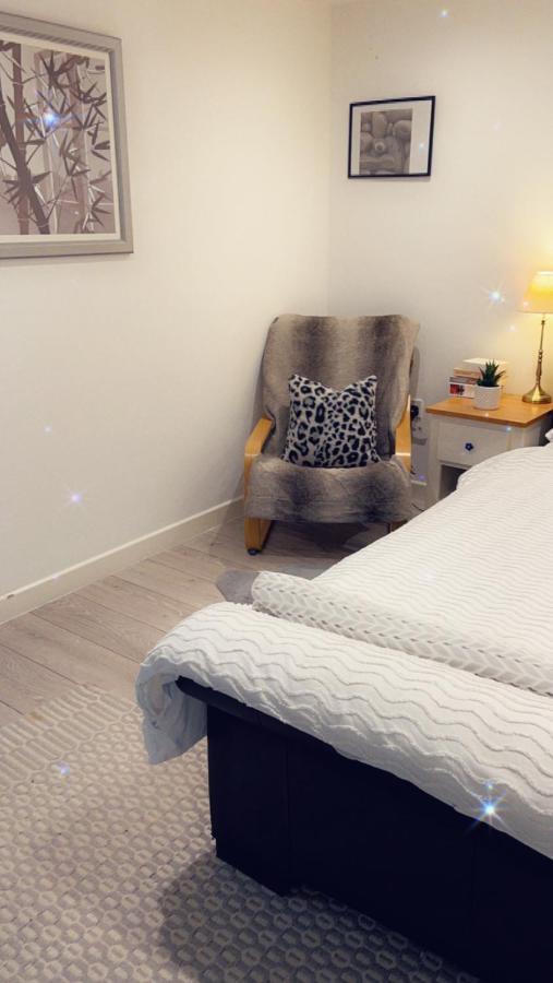 Stay In Woking With Benita Horsell Exterior photo