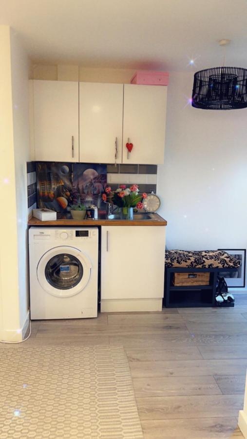 Stay In Woking With Benita Horsell Exterior photo